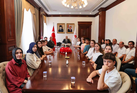 Vali Demirtaş, 2024 LGS'de 500 Tam Puan Alarak Türkiye Birincisi Olan Öğrencileri  Valilik Makamında Ağırladı.